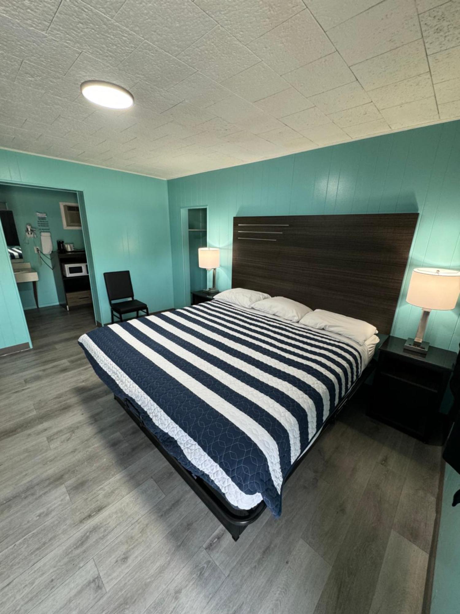 Acorn Motel *